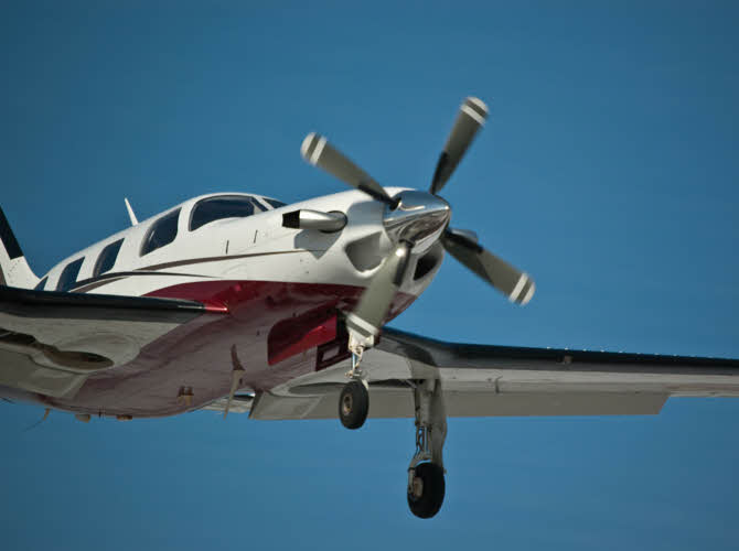 Our complex endorsement course will teach you about retractable landing gear, flaps, propellers and complex plane systems.
